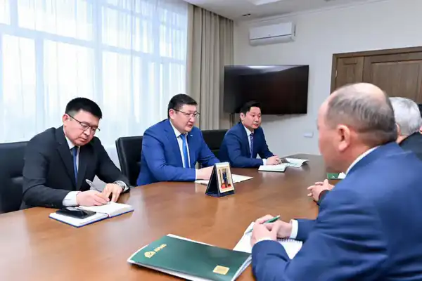 Аким области Абай встретился с депутатом Мажилиса Парламента Жигули Дайрабаевым (2)