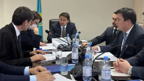 В рамках реализации поручений Главы государства и мероприятий Года цифровизации и IT Заместитель Премьер-министра - министр искусственного интеллекта и цифрового развития Жаслан Мадиев провел рабочее совещание, посвященное цифровой трансформации системы здравоохранения (4)