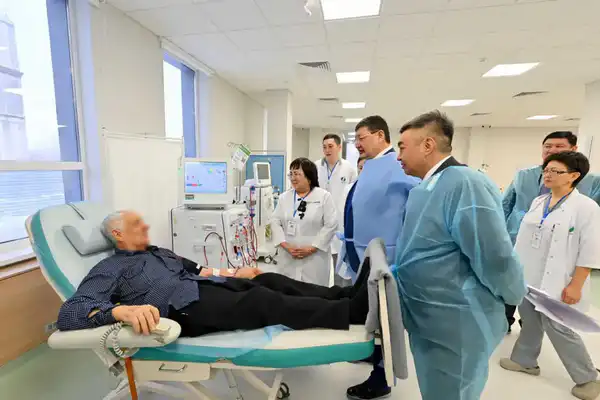 Аким области посетил нефрологический центр в Семее (7)