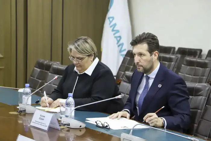 Министр финансов РК Мади Такиев провел встречу с Управляющим директором по Центральной Азии и Монголии Европейского банка реконструкции развития (ЕБРР) Хусейн Озханом. (2)