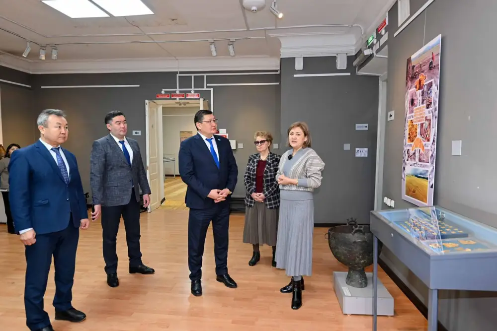 Аким области посетил выставку «Ұлы дала қазынасы» (3)