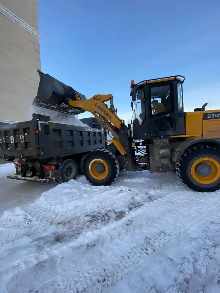 Более 1 100 единиц спецтехники вывели на уборку снега в Астане (3)