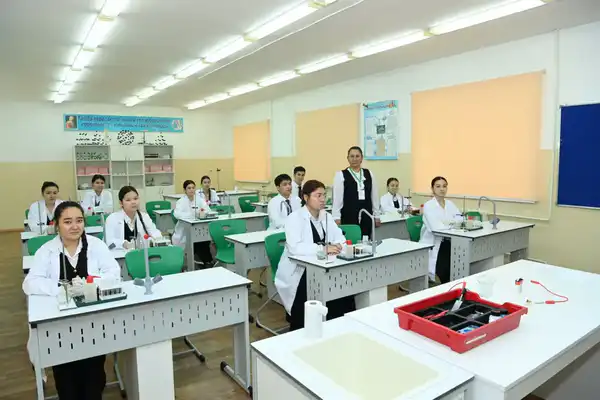 Ознакомились с материальной базой школы-лицея города Байконур (3)