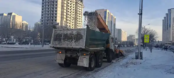 Около двух тысяч единиц спецтехники заняты в уборке снега в Астане (8)