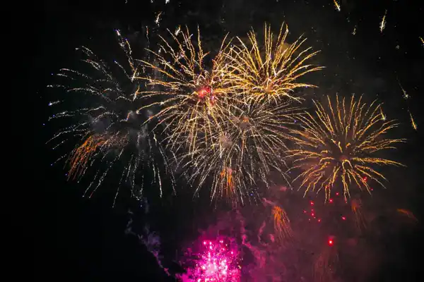 Новогодние салюты в Астане запустили в двух местах (2)