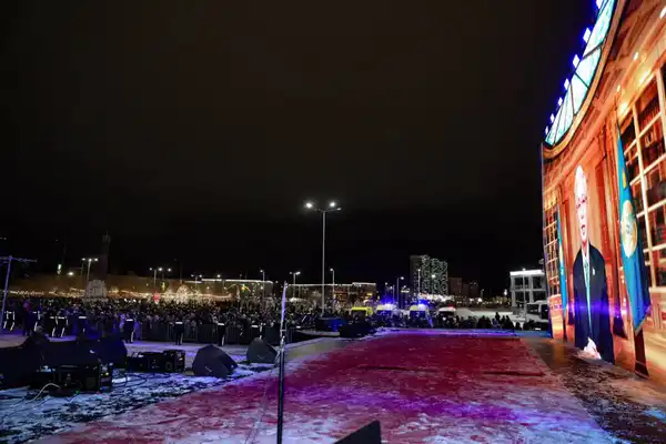 Актюбинцы массово и ярко встретили Новый год на главной площади города (4)