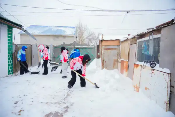Столичные волонтеры помогли одиноким пенсионерам с уборкой снега (7)
