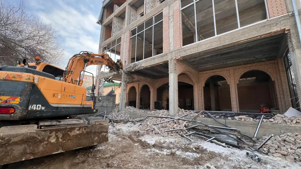 Крупный незаконный объект в Алматы сносят по решению суда (4)