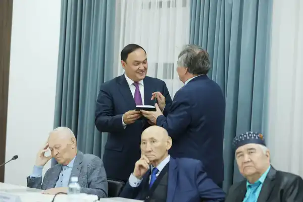 Ербол Карашукеев встретился с представителями интеллигенции (4)