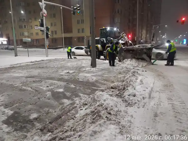 Более 3 000 дорожных рабочих и около 2 000 единиц спецтехники заняты в снегоуборочных работах в Астане (6)