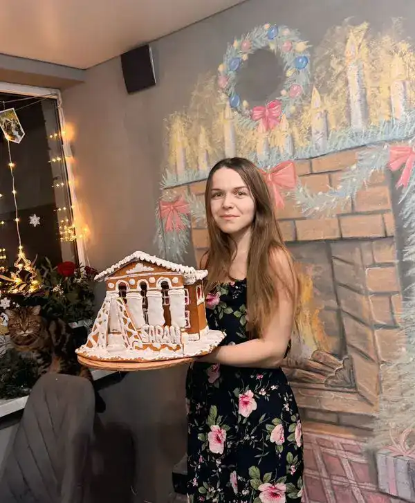 Семья из Сарани испекла пряничный домик в виде городского ДК (2)