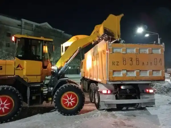Около двух тысяч единиц спецтехники заняты в уборке снега в Астане (6)