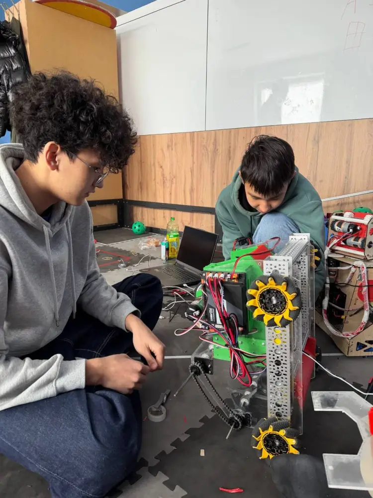 Школьники из Актобе обновили рекорд Казахстана на международных соревнованиях по робототехнике (3)