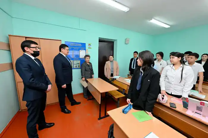 Аким области посетил гимназию №6 в Семее (3)