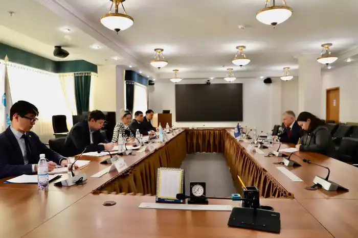 В. Шегай встретилась с представителем МОТ М. Пушкиным (7)