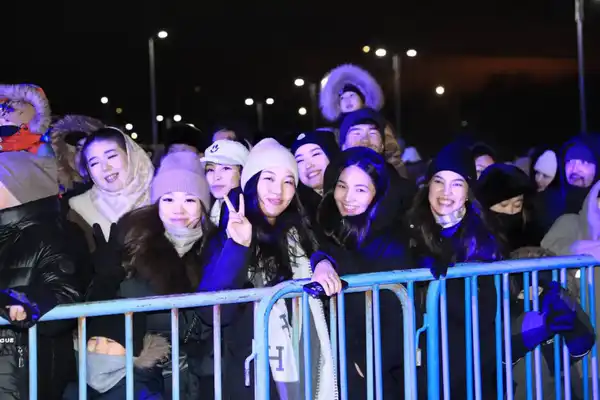 Актюбинцы массово и ярко встретили Новый год на главной площади города (7)