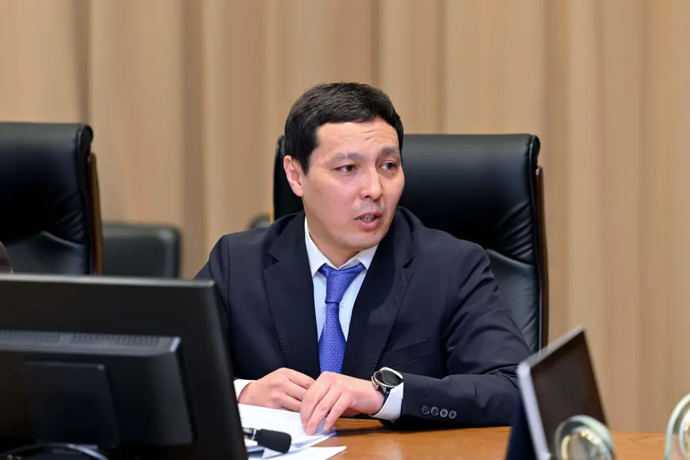 Аким области Абай проводит прием руководителей управлений, где заслушивает отчеты (5)