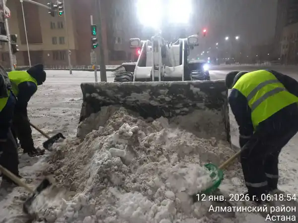 Более 3 000 дорожных рабочих и около 2 000 единиц спецтехники заняты в снегоуборочных работах в Астане (3)