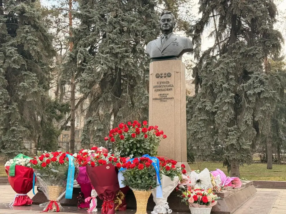 В Алматы состоялась церемония возложения цветов к памятнику Динмухамеда Кунаева в честь 114-летия со дня его рождения (4)