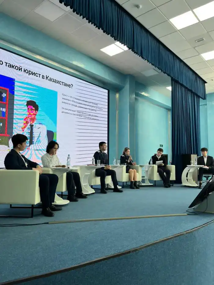 В Астане школьники провели открытое интервью с прокурорами (2)