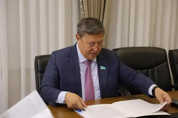 Аким области Асхат Шахаров принял депутата Сената (3)