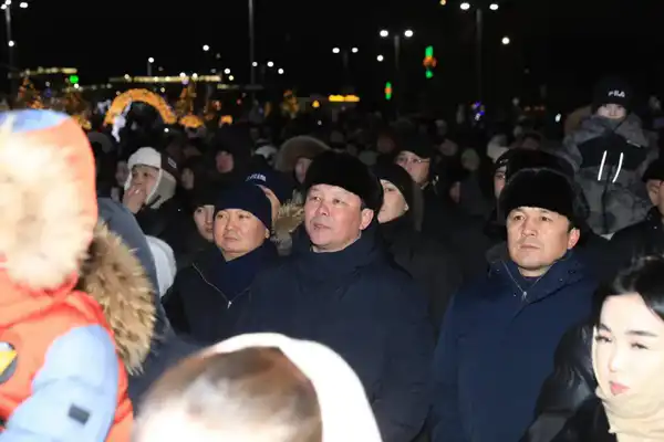 Актюбинцы массово и ярко встретили Новый год на главной площади города (3)