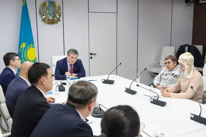 Министр промышленности и строительства РК провёл приём граждан (3)