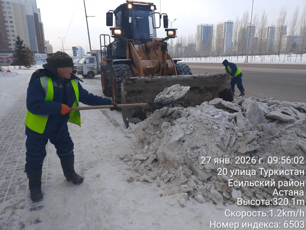 Более тысячи единиц спецтехники задействовано в снегоуборочных работах в Астане (7)
