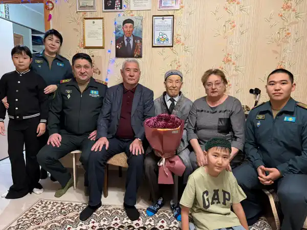 В Костанае военнослужащие поздравили ветерана войны с вековым юбилеем (2)