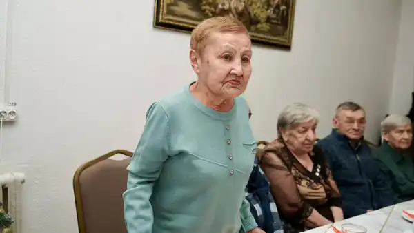 Аким ВКО провёл новогодний вечер с одинокими пожилыми людьми (3)