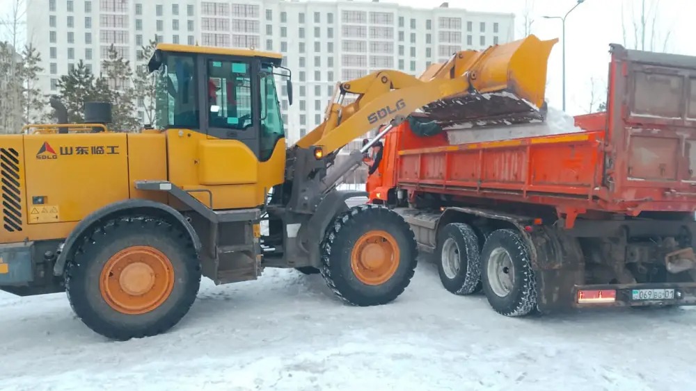 За ночь из Астаны вывезли около 24 тысяч кубометров снега (8)