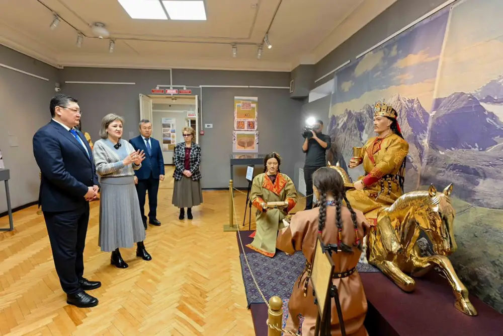 Аким области посетил выставку «Ұлы дала қазынасы» (6)