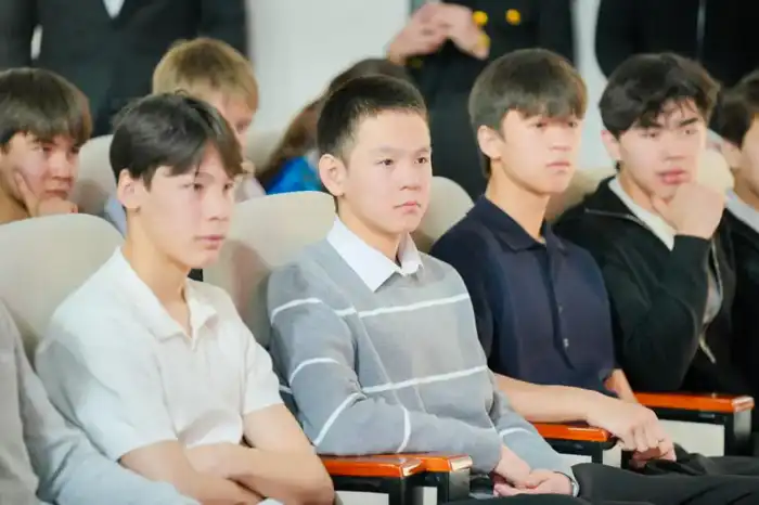 «Закон и порядок»: в Астане известный боксер встретился со школьниками (4)