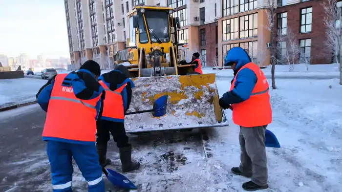 Более 1 100 единиц спецтехники вывели на уборку снега в Астане (2)