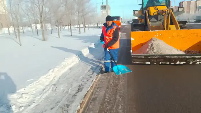 Более 1 100 единиц спецтехники вывели на уборку снега в Астане (9)