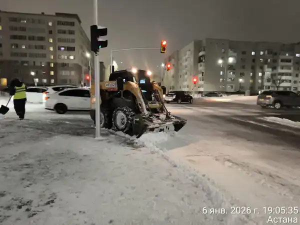 В Астане ночью к уборке снега привлечено более 1,6 тысячи единиц спецтехники (6)