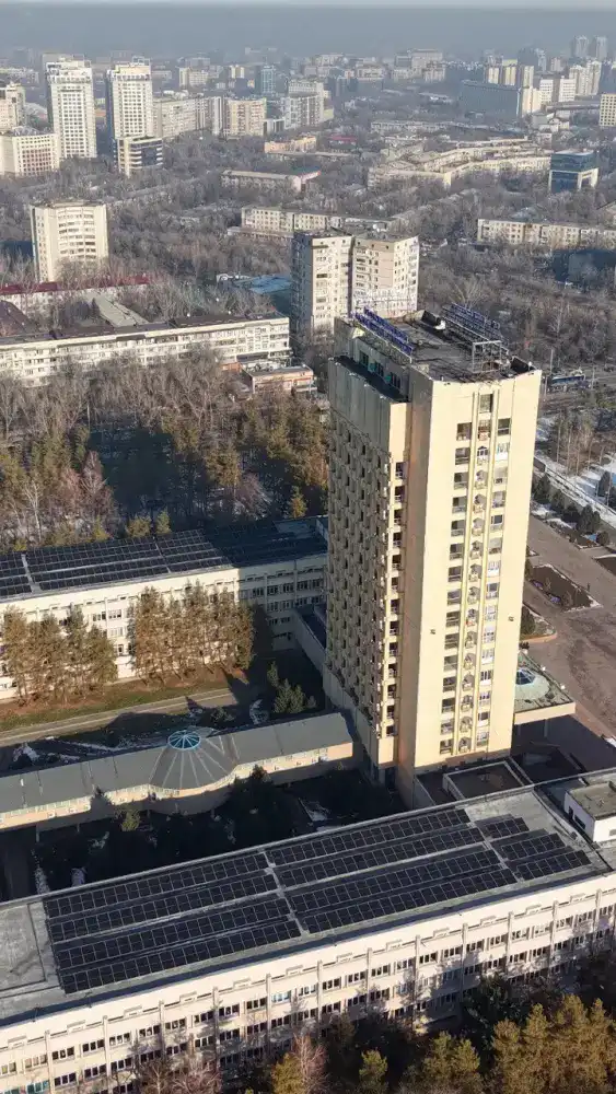 На крыше учебных корпусов КазНУ установлены солнечные панели (6)