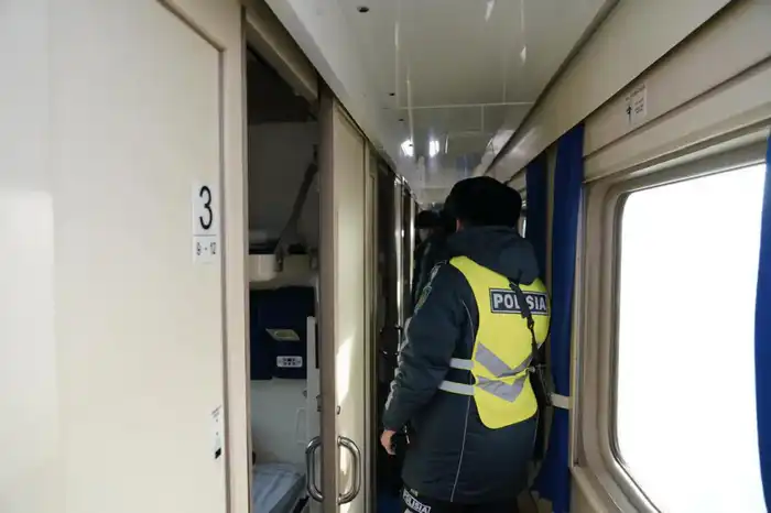 «Закон и порядок»: в Астане прошла акция «Приемная на колесах» (4)