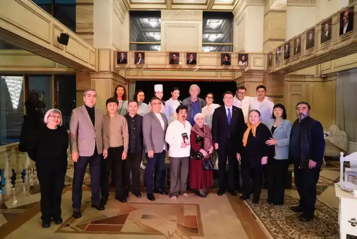 В области Жетісу академический драматический театр имени Бикен Римовой представил моноспектакль «Мұқағали» (9)