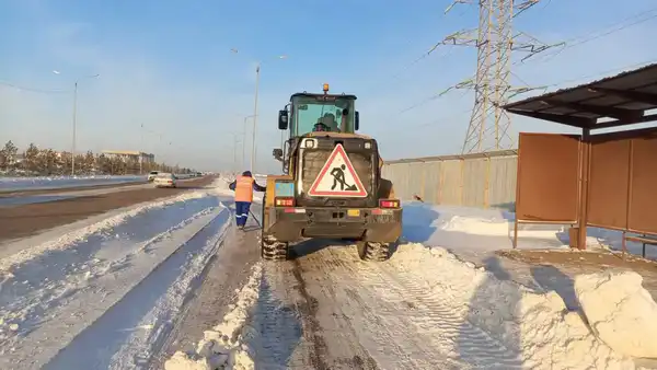 Около двух тысяч единиц спецтехники заняты в уборке снега в Астане (5)