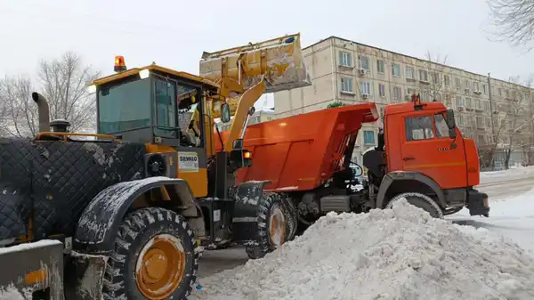 Более 1 500 единиц спецтехники задействовали в снегоуборочных работах в Астане ночью (9)