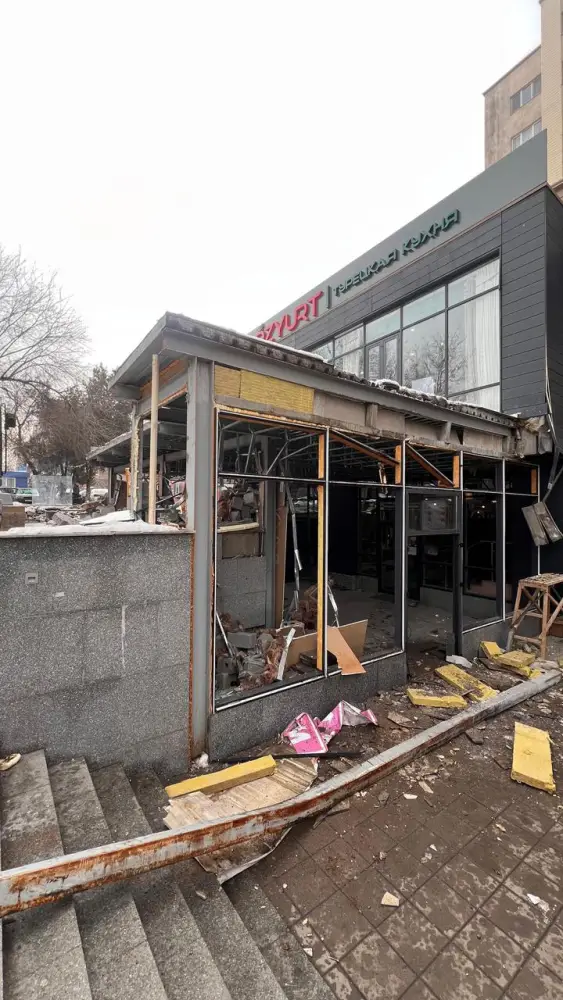 В Алматы снесли очередную незаконную пристройку (2)