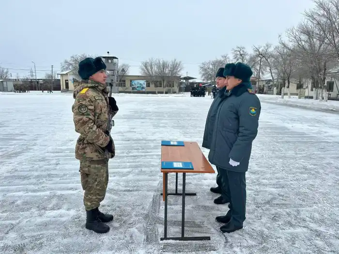 Офицер Национальной гвардии принял Военную присягу у родного младшего брата (3)