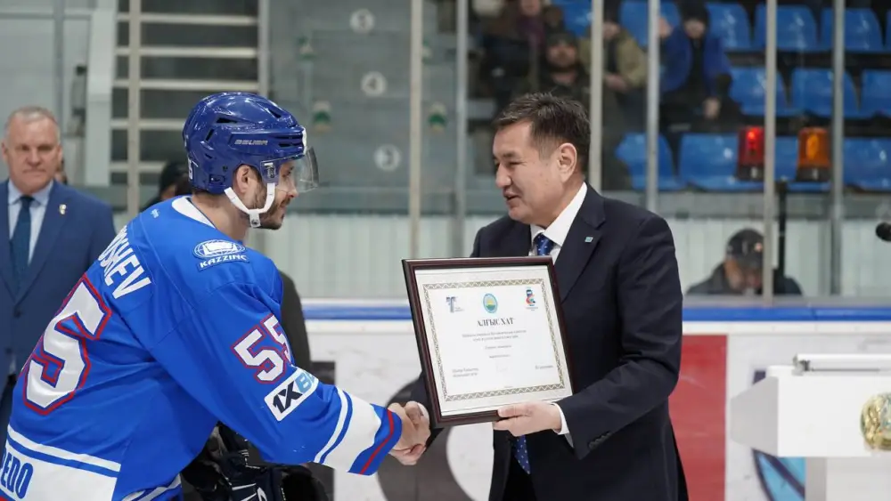 Аким ВКО наградил хоккеистов команды «Торпедо» (8)