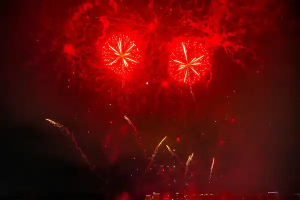 Новогодние салюты в Астане запустили в двух местах (10)