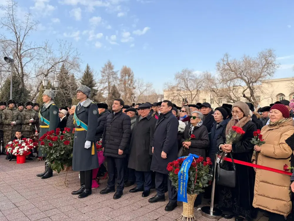 В Алматы состоялась церемония возложения цветов к памятнику Динмухамеда Кунаева в честь 114-летия со дня его рождения (2)