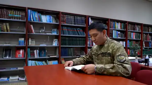 В Национальном университете обороны служит солдат-полиглот (3)