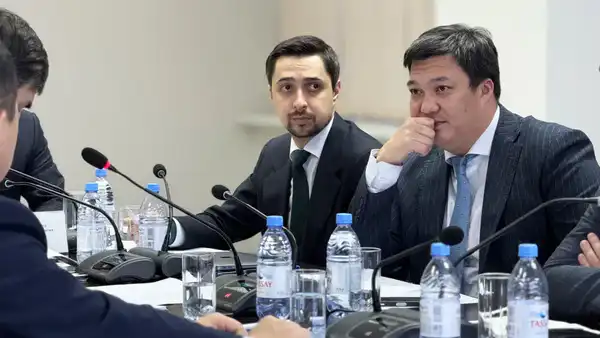 В рамках реализации поручений Главы государства и мероприятий Года цифровизации и IT Заместитель Премьер-министра - министр искусственного интеллекта и цифрового развития Жаслан Мадиев провел рабочее совещание, посвященное цифровой трансформации системы здравоохранения (2)