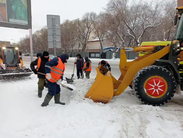 Более 1 500 единиц спецтехники задействовали в снегоуборочных работах в Астане ночью (6)