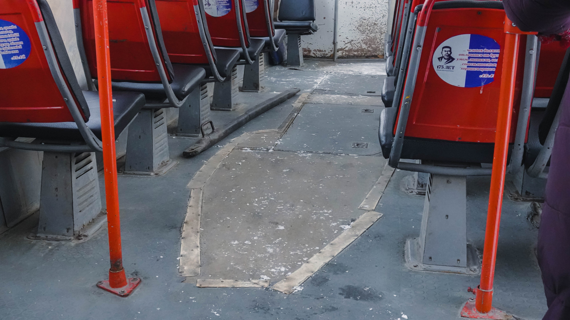 Лом на полу в трамвае, Усть-Каменогорск